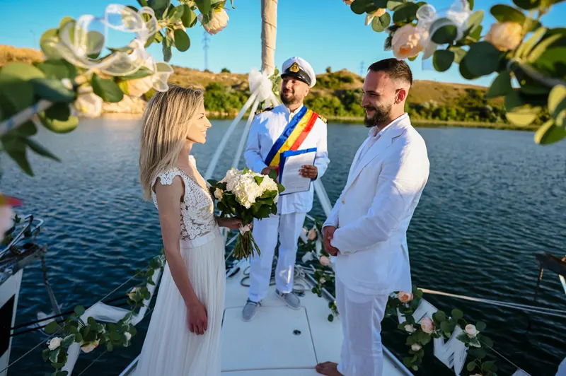Cununie pe yacht la apus pe Marea Neagră